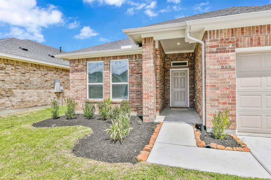 Exterior details and patio area of a home in King Oaks Village, Baytown (Image 3).