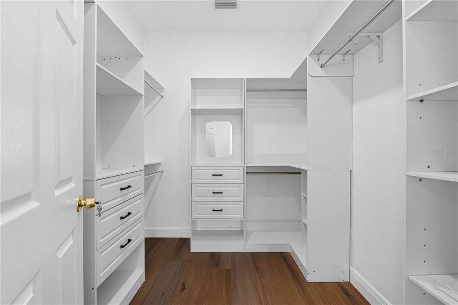 Spacious, unfurnished interior of a new home in , Tampa (Image 32).