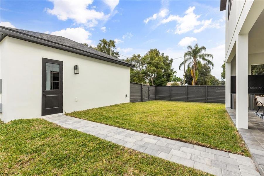 Exterior details and patio area of a home in , Orlando (Image 28).