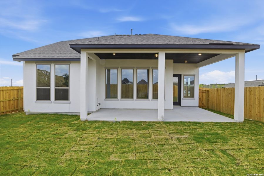 Exterior details and patio area of a home in Haby Hill 50s, San Antonio (Image 22).