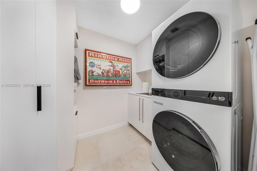 Furnished interior view inside a new home in Onda, Bay Harbor Islands (Image 63).