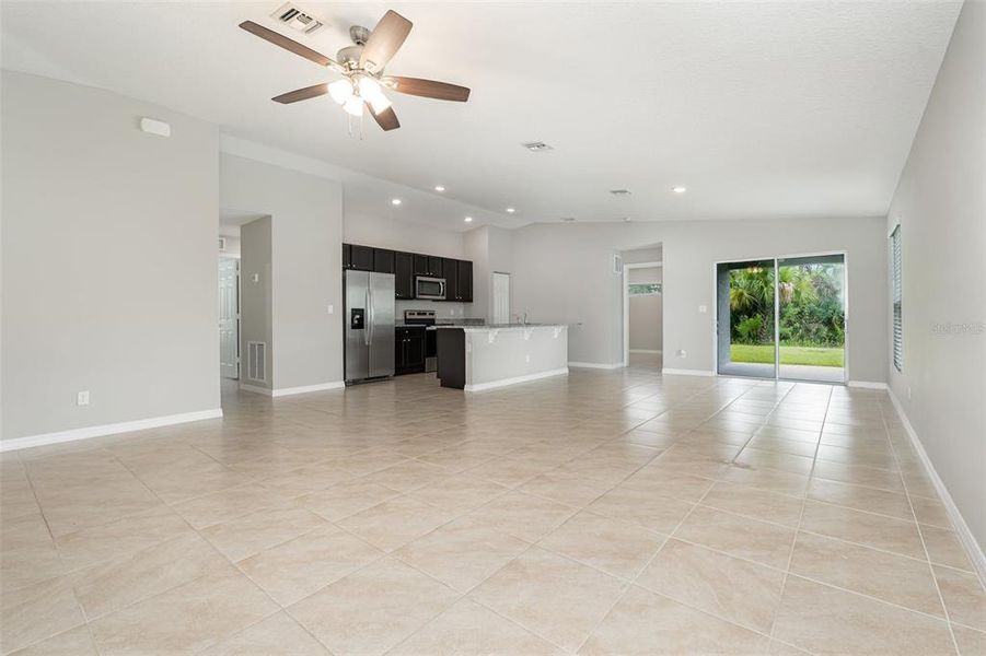 Spacious, unfurnished interior of a new home in , Palm Bay (Image 7).