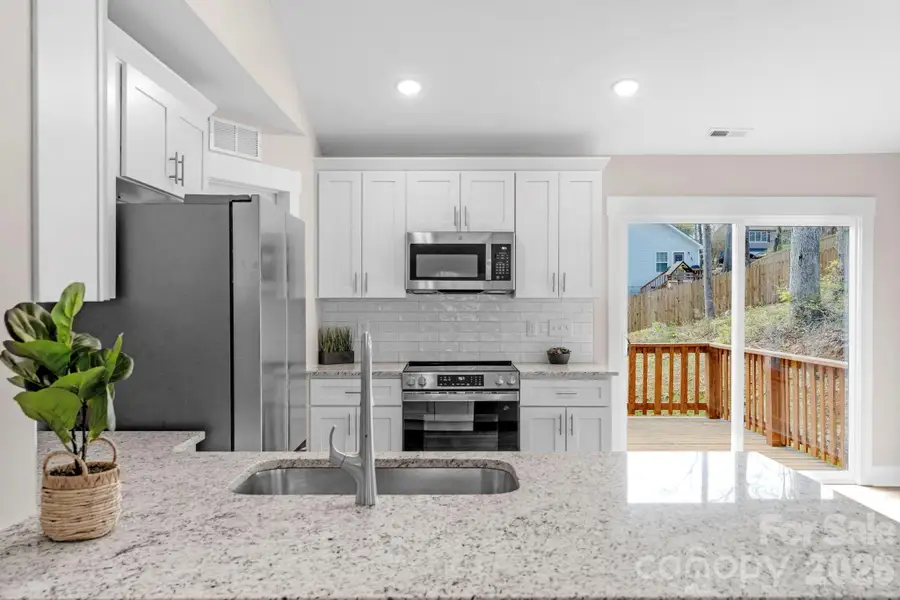 Kitchen w/ granite