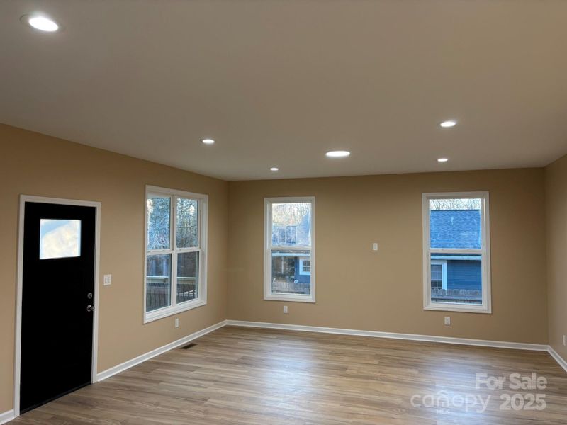 Beautiful flooring, lighting, and 9 ft ceilings. Feels good! Beautiful flooring, lighting, and 9 ft ceilings. Feels good!