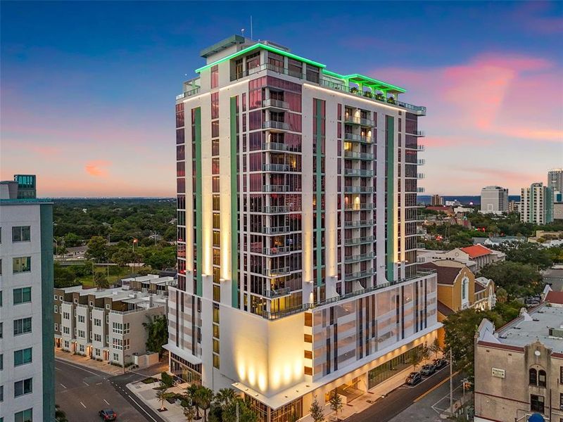 Condo located in St. Petersburg, FL showcasing its design and architecture (Image 3).