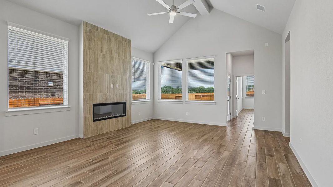 Spacious, unfurnished interior of a new home in Stream Waters, Seguin (Image 8).