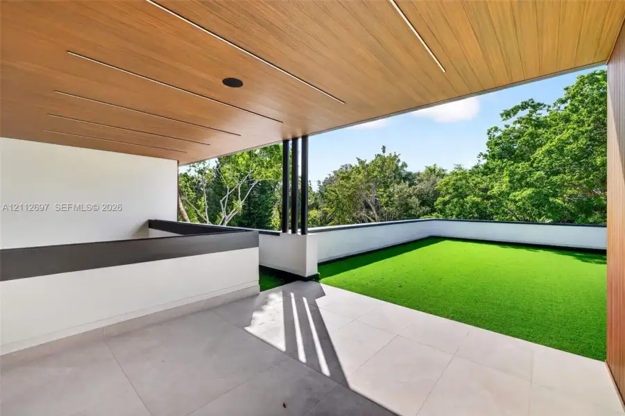 Exterior details and patio area of a home in , Fort Lauderdale (Image 3).