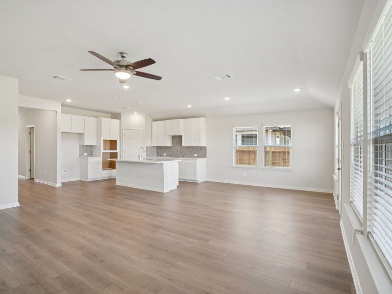 Spacious, unfurnished interior of a new home in Arcadia Ridge - Classic Series, San Antonio (Image 15).