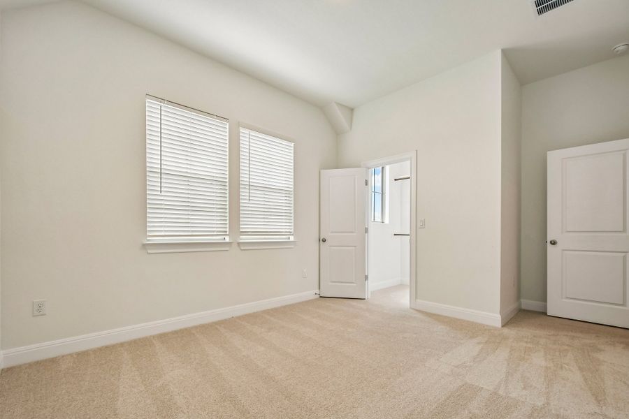 Spacious, unfurnished interior of a new home in Persimmon, Buda (Image 30).