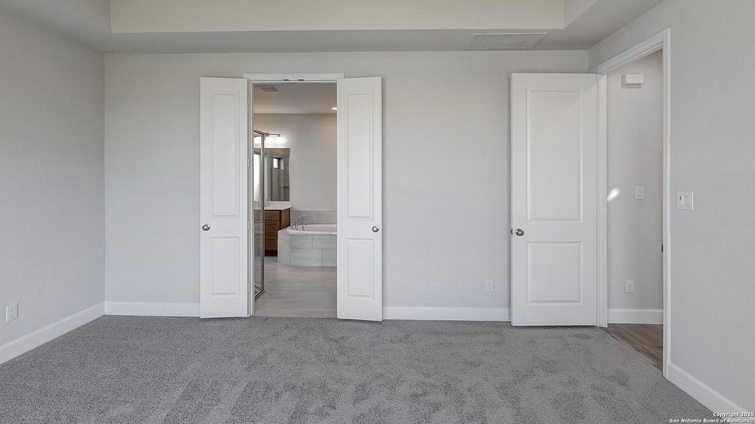Spacious, unfurnished interior of a new home in Ladera 50', San Antonio (Image 21).