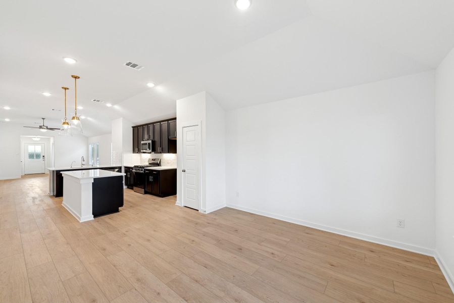 Spacious, unfurnished interior of a new home in Summerview, Fulshear (Image 12). Spacious, unfurnished interior of a new home in Summerview, Fulshear (Image 12).