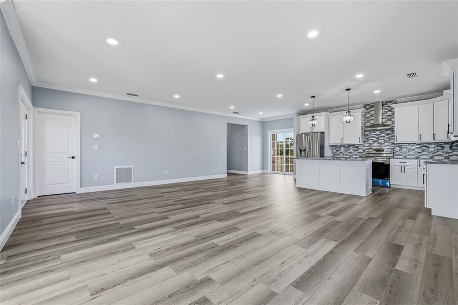 Spacious, unfurnished interior of a new home in , Tarpon Springs (Image 24).