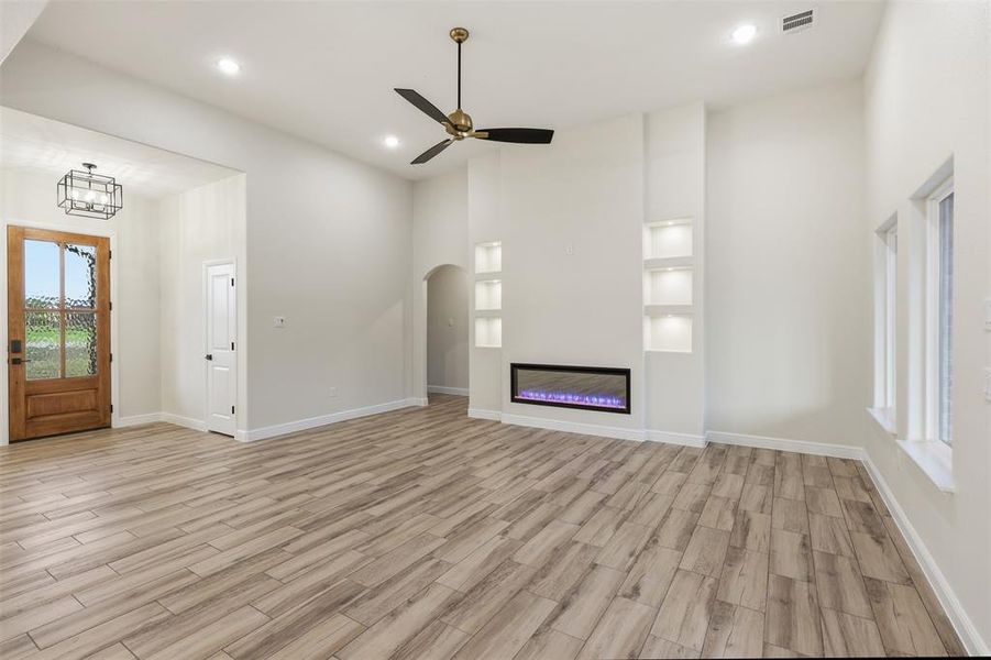Spacious, unfurnished interior of a new home in , Weatherford (Image 16).