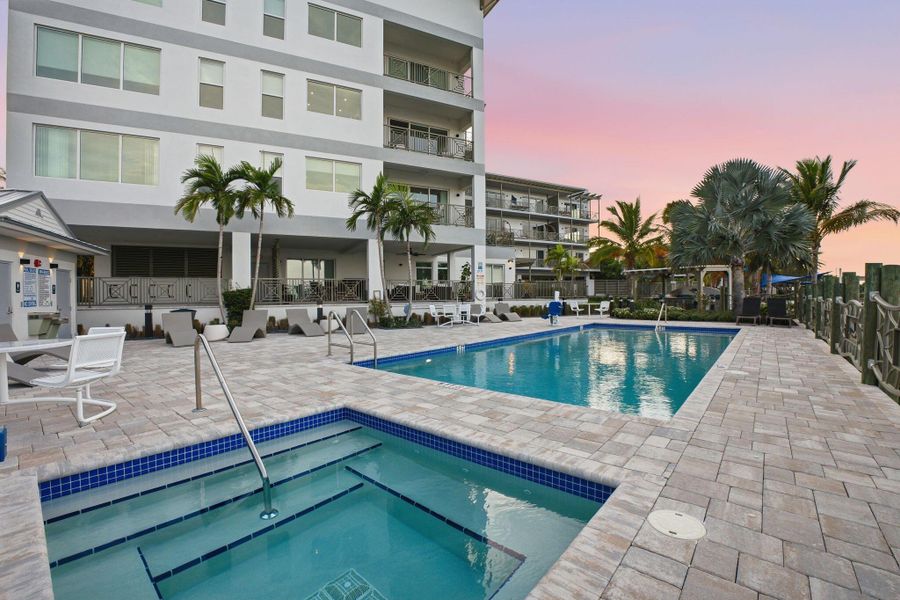 Condo located in Stuart, FL showcasing its design and architecture (Image 5).