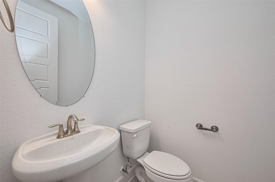 Furnished interior view inside a new home in Lago Mar, Texas City (Image 8).