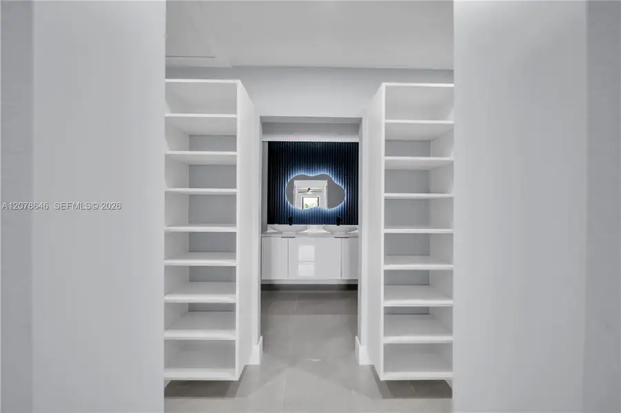 Spacious, unfurnished interior of a new home in , Cape Coral (Image 19).