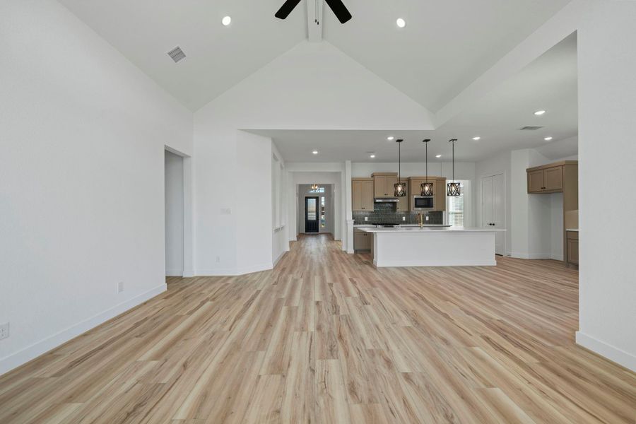 Spacious, unfurnished interior of a new home in Artavia, Conroe (Image 7).