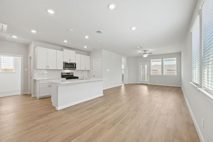 Spacious, unfurnished interior of a new home in Landing Meadows - Traditional Series, New Caney (Image 27).
