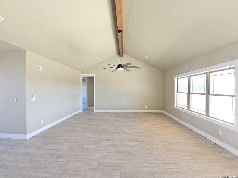 Spacious, unfurnished interior of a new home in , Bandera (Image 20).