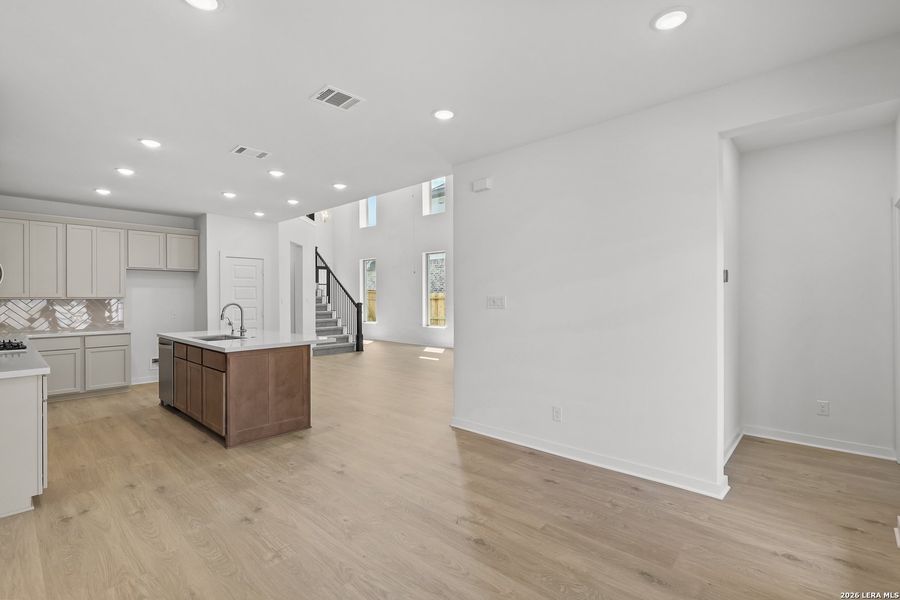 Spacious, unfurnished interior of a new home in Stillwater Ranch, San Antonio (Image 27).