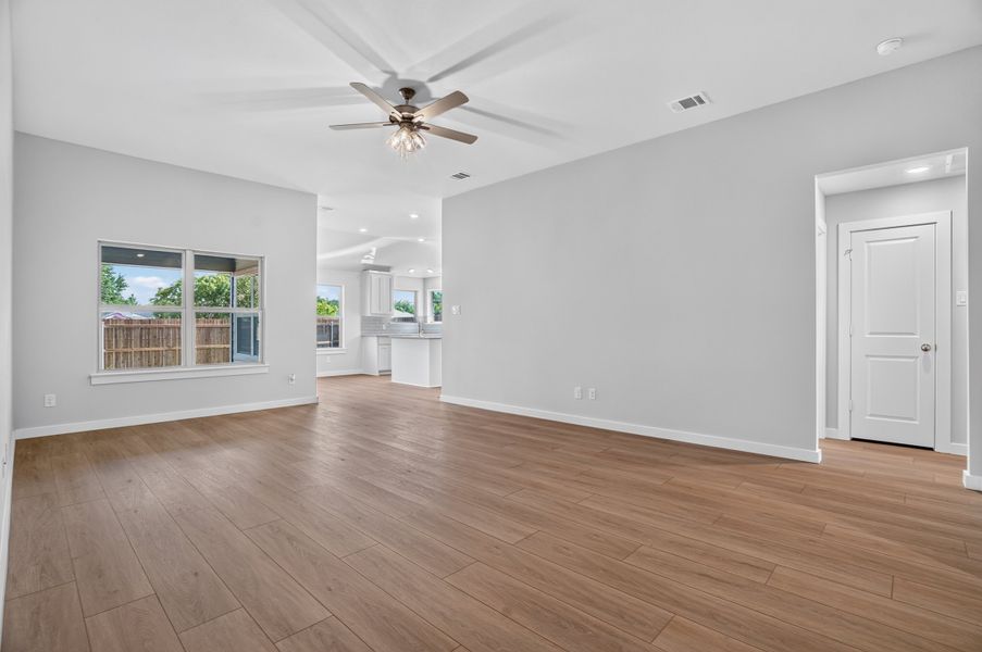 Spacious, unfurnished interior of a new home in Craftsman's Corner, Cleburne (Image 20).
