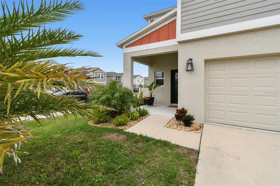 Exterior details and patio area of a home in Pasadena Point, Wesley Chapel (Image 3).
