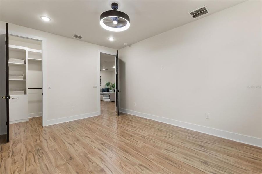 Spacious, unfurnished interior of a new home in , Orlando (Image 25).