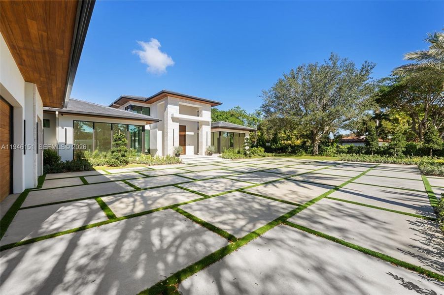 Exterior details and patio area of a home in , Pinecrest (Image 40).