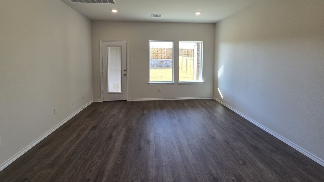 Spacious, unfurnished interior of a new home in Creekside Ranch, Blue Ridge (Image 7).