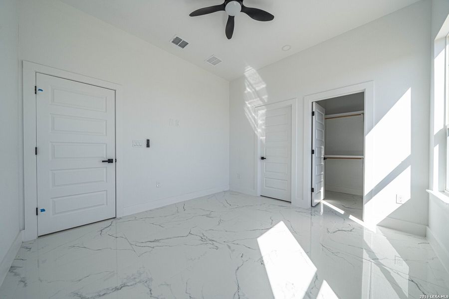 Spacious, unfurnished interior of a new home in , La Vernia (Image 32).