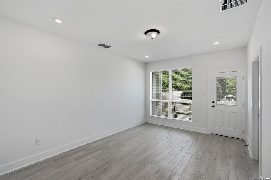 Spacious, unfurnished interior of a new home in Rose Hill, San Antonio (Image 35).