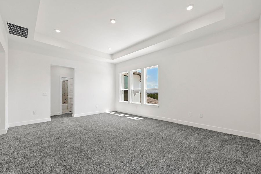 Spacious, unfurnished interior of a new home in Rough Hollow, Austin (Image 23).