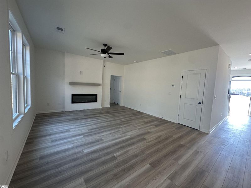 Spacious, unfurnished interior of a new home in Shiloh Trail, Wellford (Image 18).