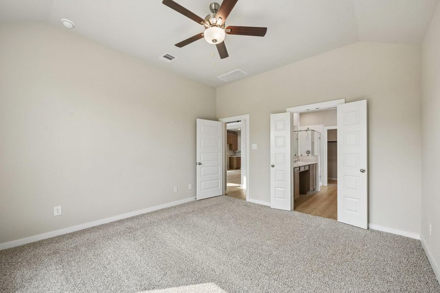 Spacious, unfurnished interior of a new home in Granger Pines, Conroe (Image 13).