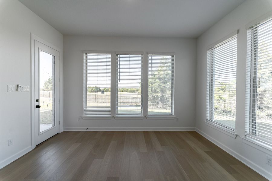 Spacious, unfurnished interior of a new home in Heath Golf & Yacht Club, Heath (Image 23).