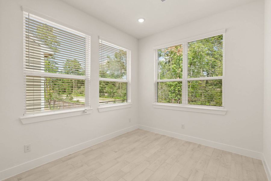 Spacious, unfurnished interior of a new home in Sienna, Missouri City (Image 11).