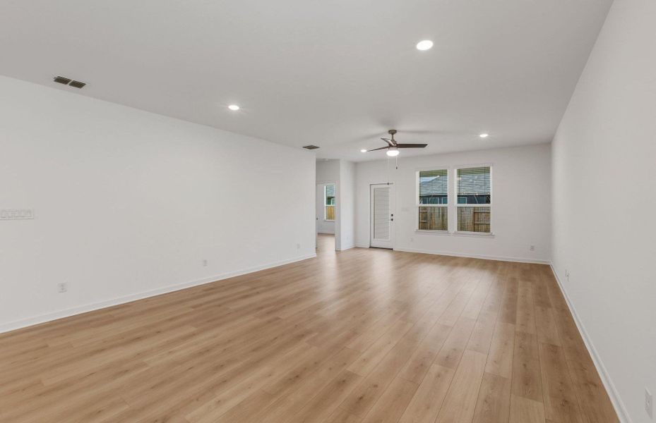 Spacious, unfurnished interior of a new home in Sunfield, Buda (Image 21).