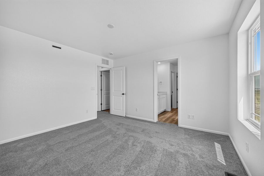 Spacious, unfurnished interior of a new home in Lake Bluff, Greeley (Image 19).
