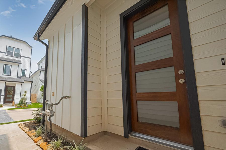 Exterior details and patio area of a home in Regents Court, Houston (Image 23).