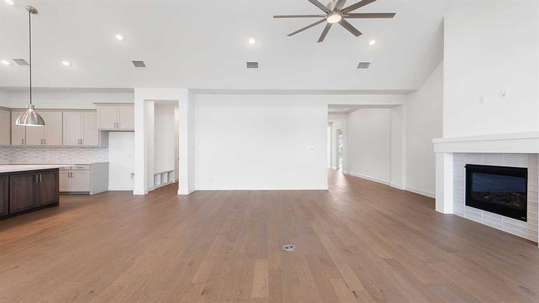 Spacious, unfurnished interior of a new home in Myrtle Creek 71', Waxahachie (Image 17). Spacious, unfurnished interior of a new home in Myrtle Creek 71', Waxahachie (Image 17).