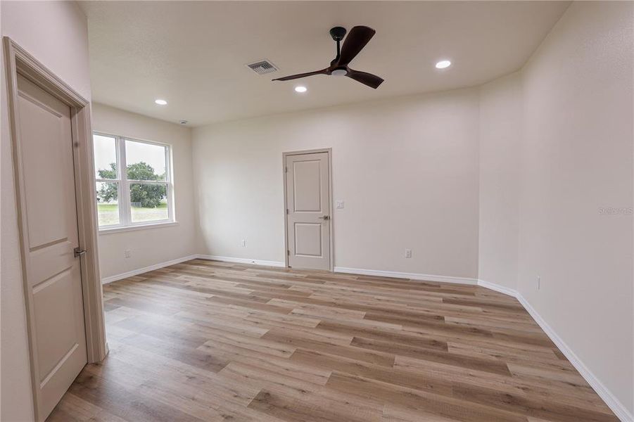 Spacious, unfurnished interior of a new home in , Sebring (Image 19).