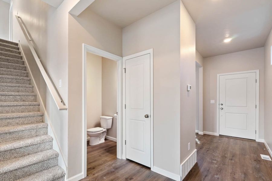 Spacious, unfurnished interior of a new home in Thompson River Ranch, Johnstown (Image 18).