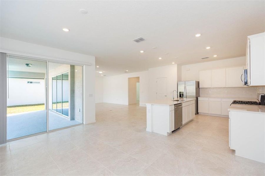 Furnished interior view inside a new home in Valri Forest, Valrico (Image 7). Furnished interior view inside a new home in Valri Forest, Valrico (Image 7).