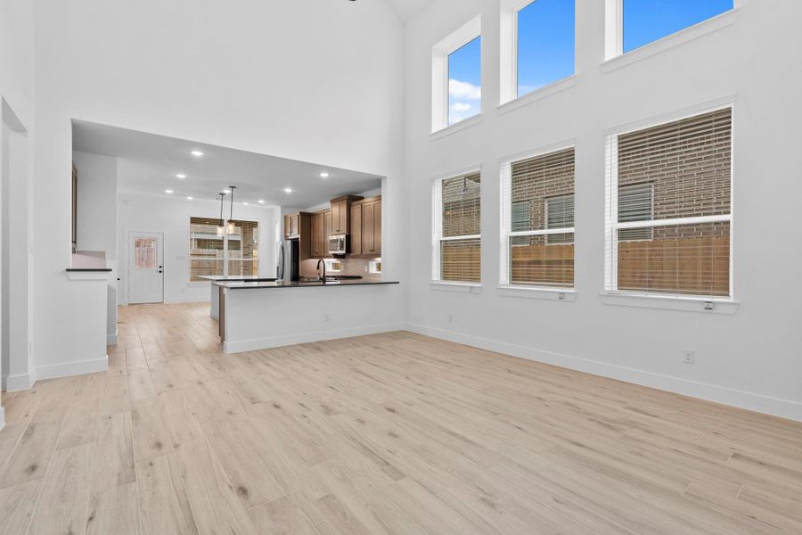 Spacious, unfurnished interior of a new home in Wood Leaf Reserve, Tomball (Image 16).