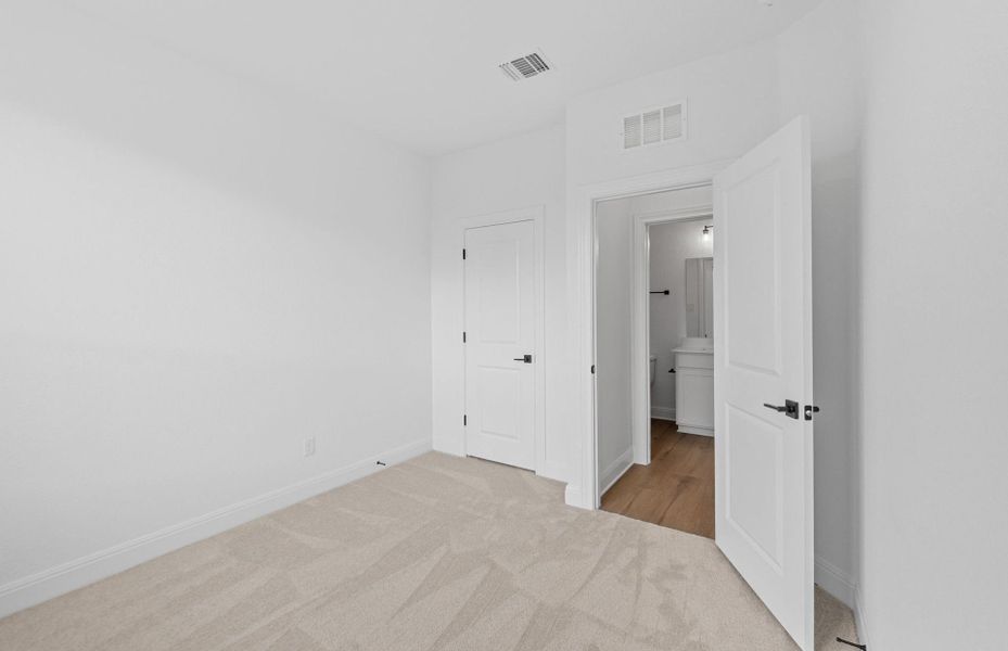 Spacious, unfurnished interior of a new home in Horizon Lake, Leander (Image 17).