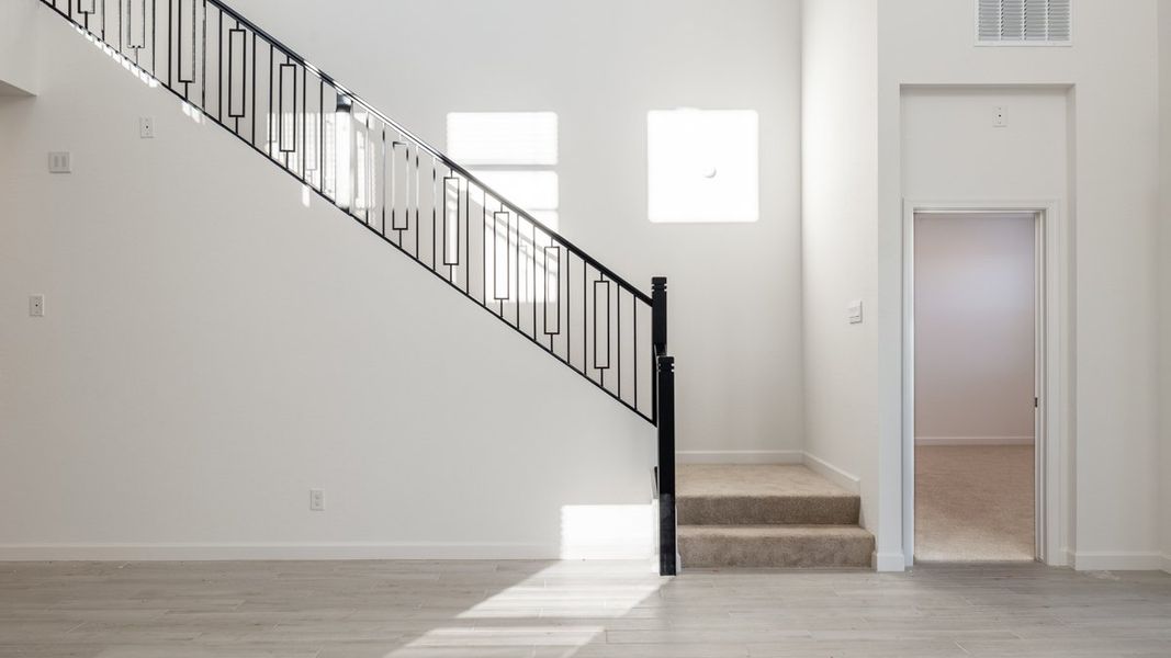 Spacious, unfurnished interior of a new home in Aloravita, Peoria (Image 17).