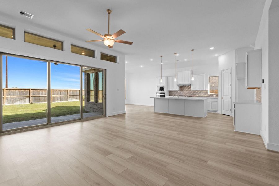 Spacious, unfurnished interior of a new home in Valencia 70', Manvel (Image 15).