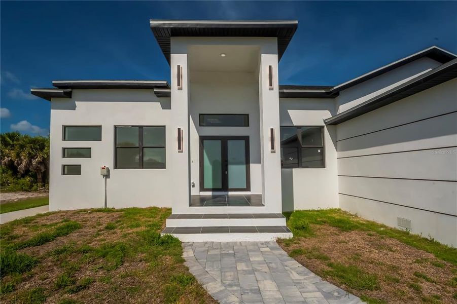Exterior details and patio area of a home in , Port Charlotte (Image 30).