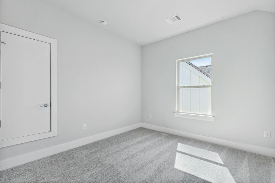 Spacious, unfurnished interior of a new home in Dove Hollow, Waxahachie (Image 25).