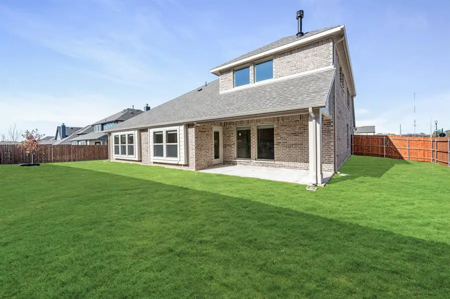 Exterior details and patio area of a home in Triple Diamond Ranch, Mansfield (Image 3).